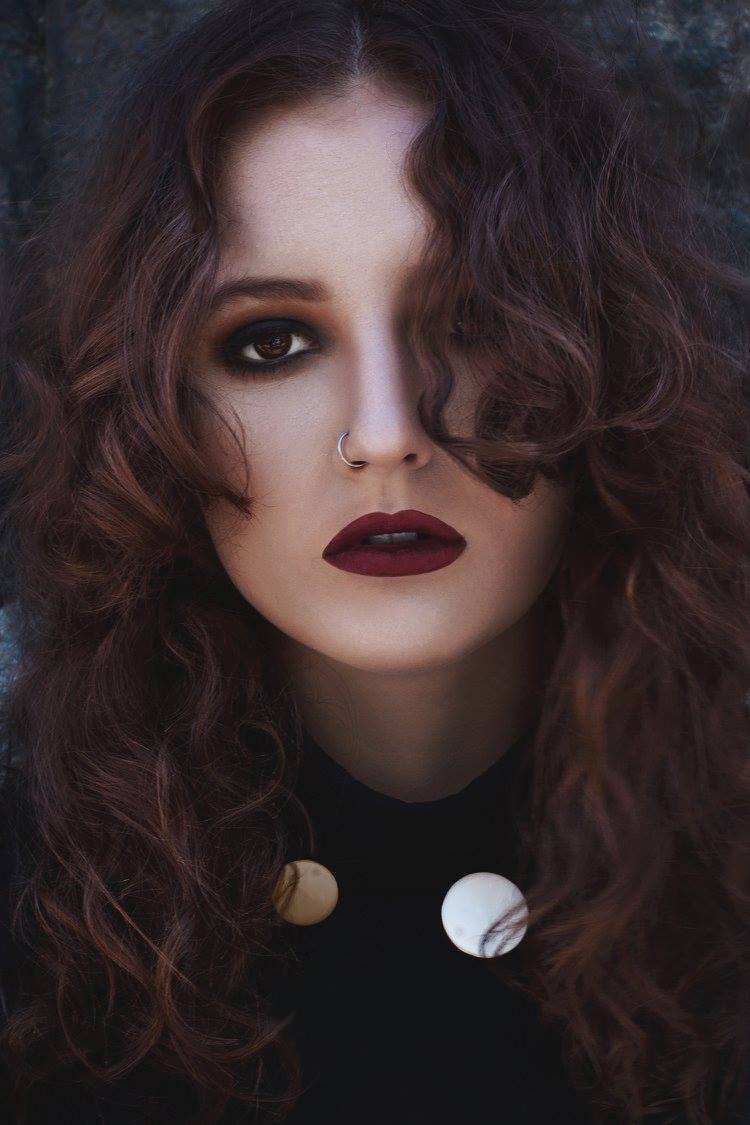 Kvinna mörkt hår med röttläppstift